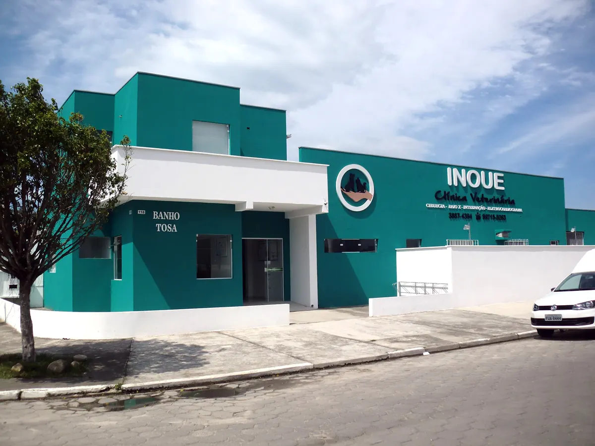 Fachada verde e branca da Clínica Veterinária Inoue na Rua Marques do Herval, em Caraguatatuba